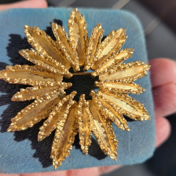 Vintage Avon Starburst Flower Brooch ~ Gold-tone ~ 1970s? Pretty! - Picture 3 of 15